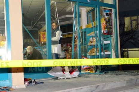 MARKETİN ÖNÜNDE SES BOMBASI PATLADI