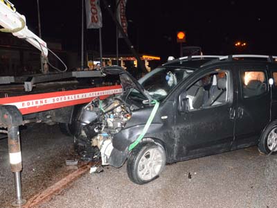 Elektrik direğine çarpan sürücü, eğlencelere son verdi